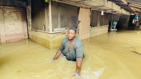 Banjir di negara bagian Bayelsa Nigeria telah memaksa orang untuk mengarungi air setinggi pinggang.