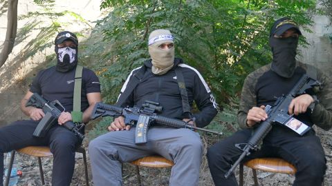 Diese Männer werden von Israel gejagt, sagen sie, weil sie bewaffnet und mit militanten Gruppen verbunden sind.