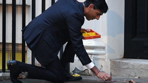 Kanclerz Rishi Sunak zapala świecę na Diwali na Downing Street 12 listopada 2020 r. w Londynie.