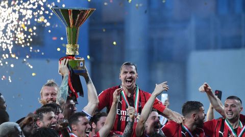 Ibrahimovic (C) and teammates celebrate winning the Serie A 2021/22 title.