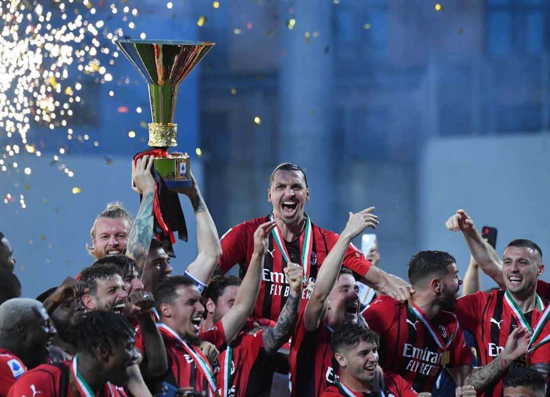 Ibrahimovic (C) and teammates celebrate winning the Serie A 2021/22 title.