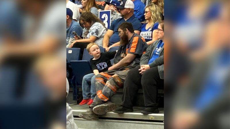 Треньорът на Kentucky Wildcats Джон Калипари споделя снимка на миньор, който бърза от работа, за да присъства на първия мач на сина си – и кани семейството в Лексингтън на мач.