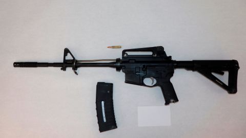 Cette image fournie par le département de la police métropolitaine de St. Louis montre un fusil de style AR-15 qui, selon eux, a été utilisé par un homme armé de 19 ans dans un lycée de St. Louis le lundi 24 octobre 2022. 