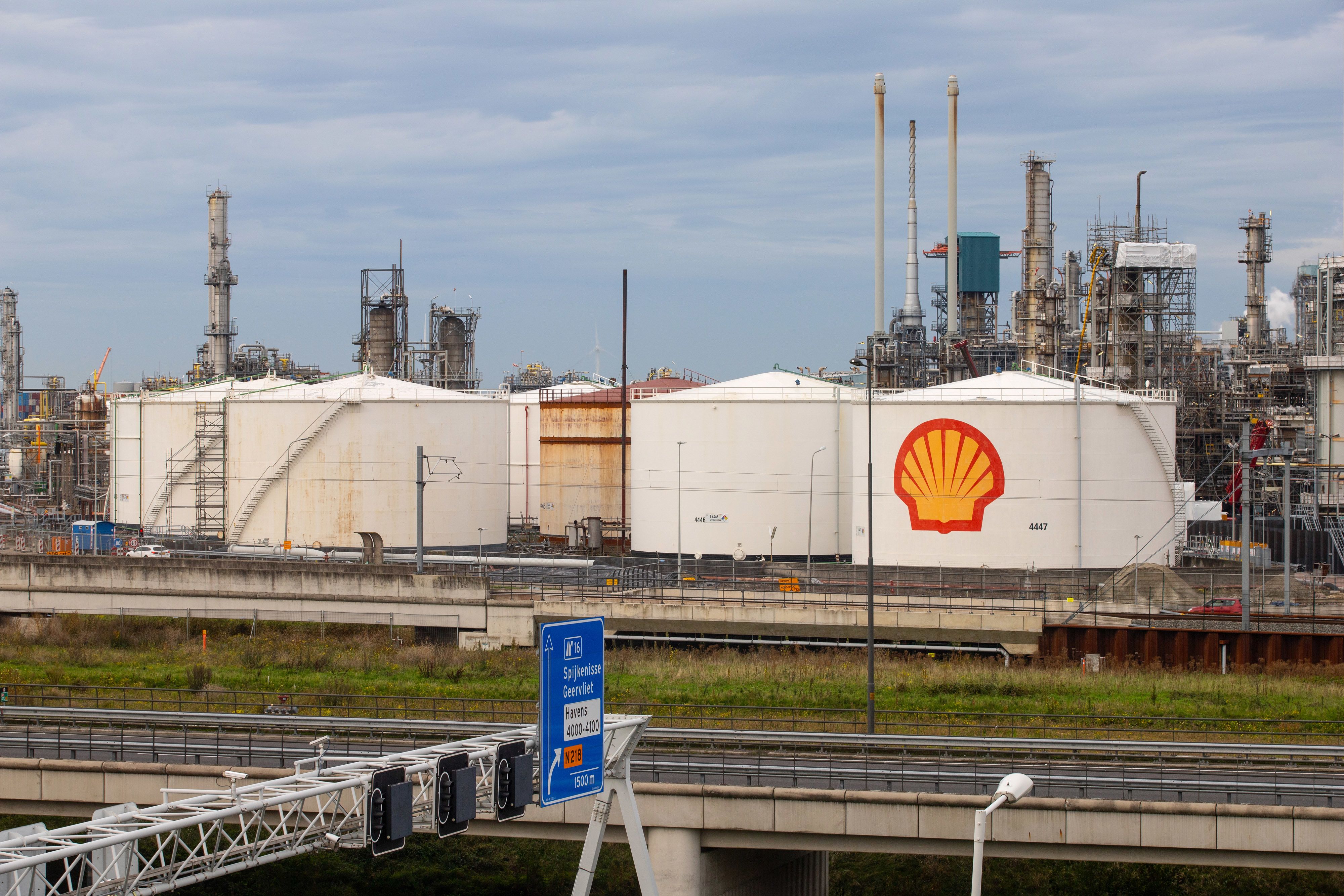 Exclusive: Shell pivots back to oil to win over investors