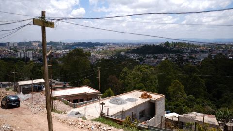 Das Zentrum des wohlhabenden São Paulo ist von der Nova Vitoria Esperança Community am östlichen Rand der Stadt kaum zu sehen.