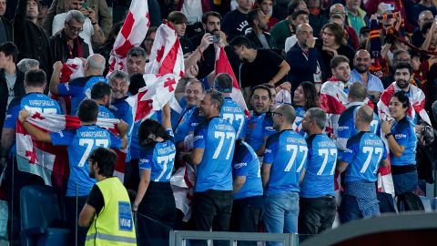 Болельщики празднуют Кварацхелию во время матча Серии А между «Ромой» и «Наполи» на «Стадио Олимпико» 23 октября.