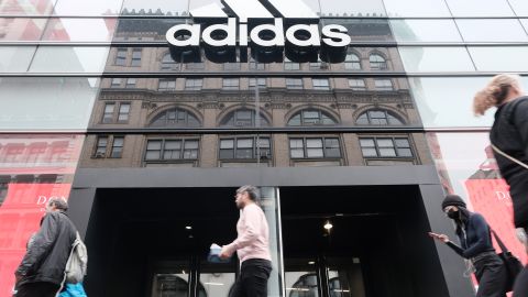 A Adidas disse que sofrerá uma grande perda no quarto trimestre ao encerrar seu relacionamento com Ye. 