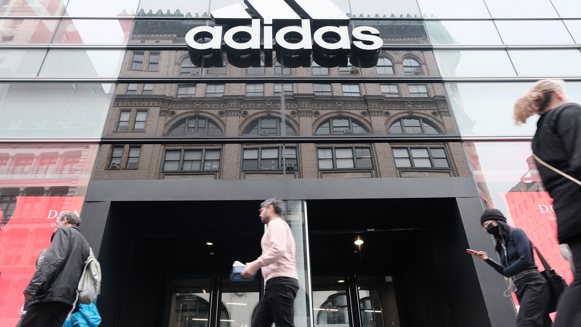 Instantáneamente Desmantelar Me sorprendió Kanye West: What took Adidas, Gap and others so long to cut ties? | CNN  Business