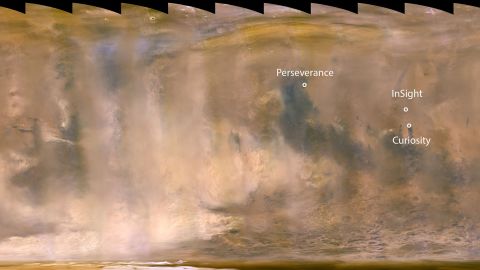 De beige wolken zijn een stofstorm ter grootte van een continent die op 29 september werd vastgelegd door de Mars Reconnaissance Orbiter. De locaties van de Perseverance-, Curiosity- en InSight-missies zijn ook gelabeld.
