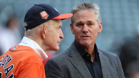 Mack chats with former Astros second baseman Craig Biggio before Game 2 of the ALCS against the New York Yankees in the 2022 MLB Playoffs.
