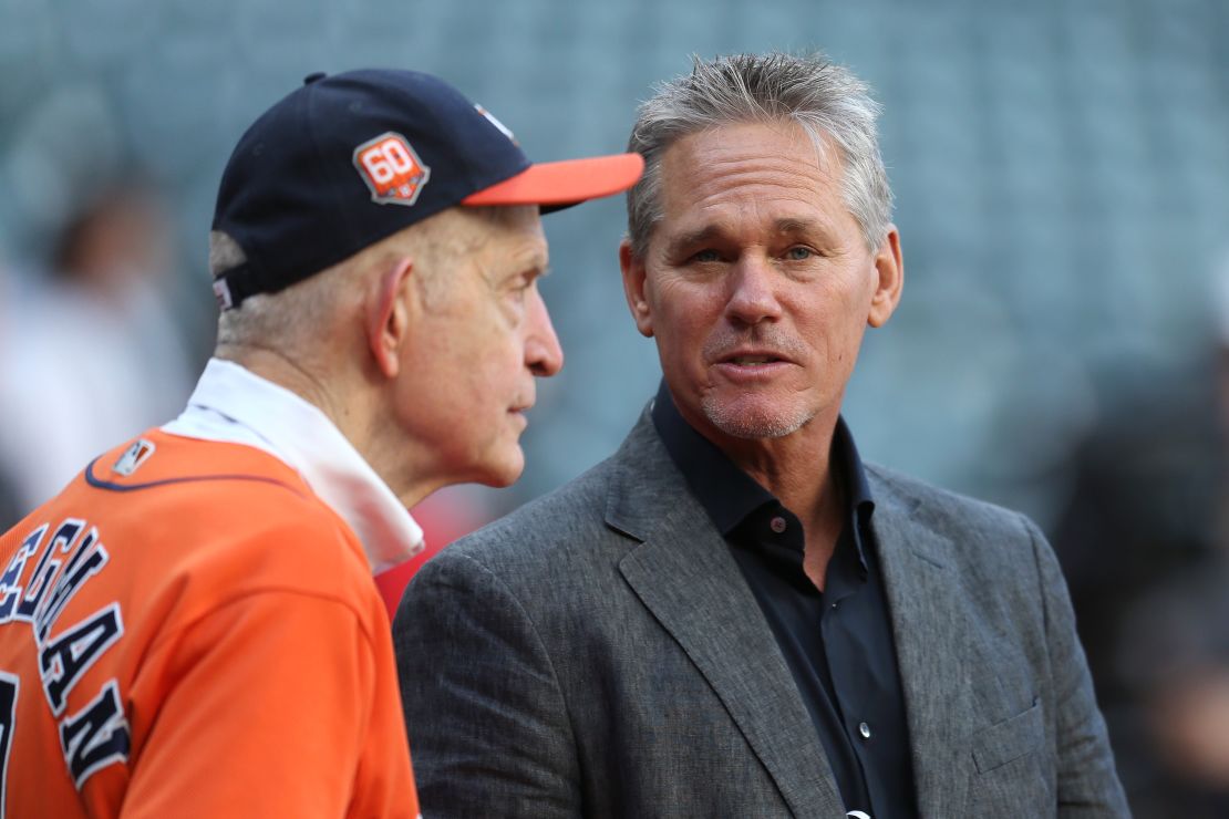 Mack talks with with former Astros second baseman Craig Biggio before Game 2 of the ALCS against the New York Yankees in the 2022 MLB Playoffs.