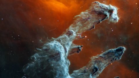 La nuova immagine del telescopio spaziale James Webb mostra i Pilastri della Creazione nella luce del medio infrarosso.