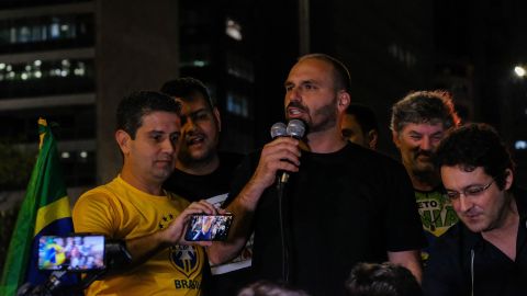 Der Abgeordnete Eduardo Bolsonaro spricht in São Paulo auf einer Kundgebung zur Redefreiheit.