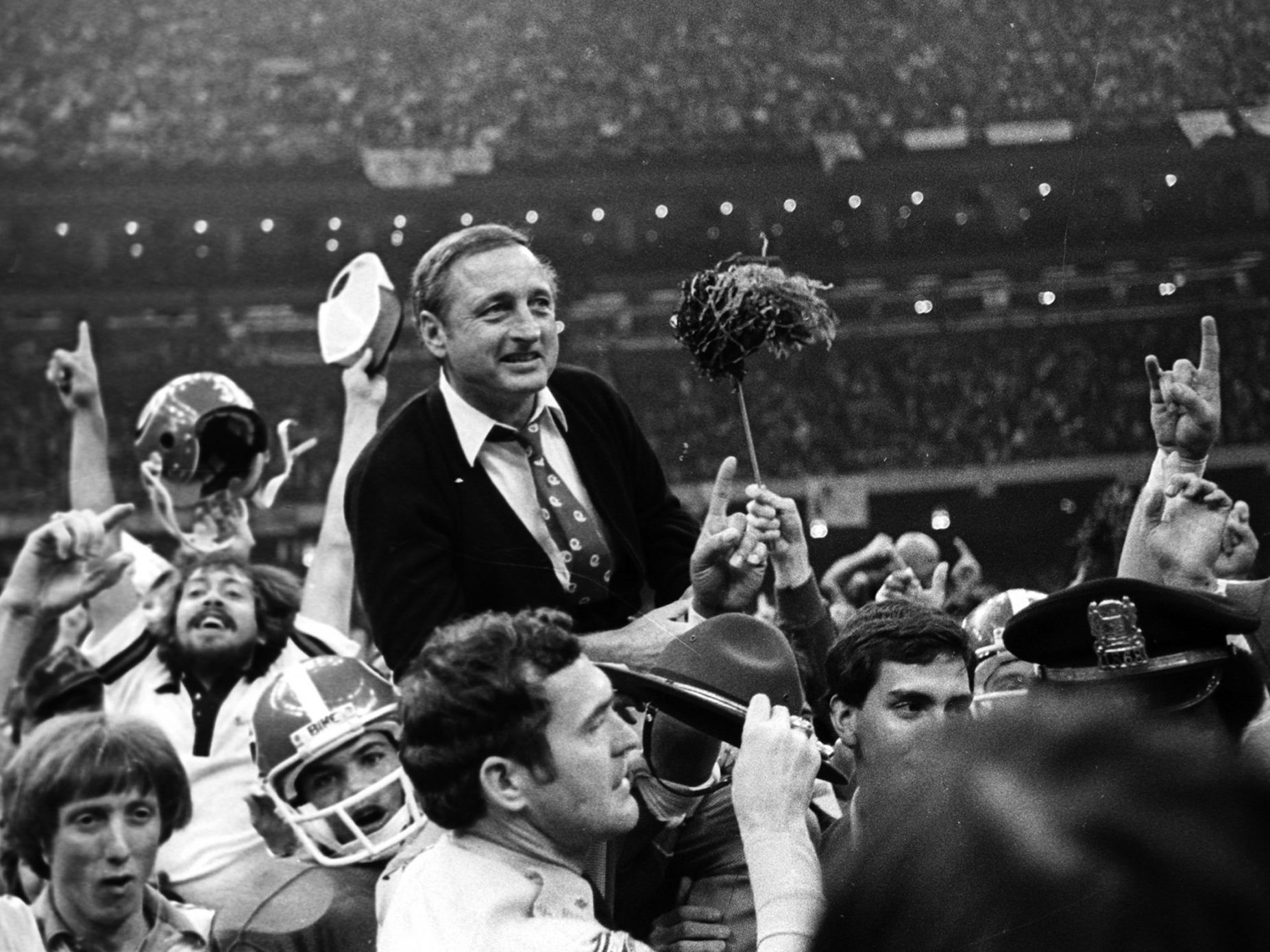 Legendary Georgia football head coach Vince Dooley dies at the age of 90 |  CNN