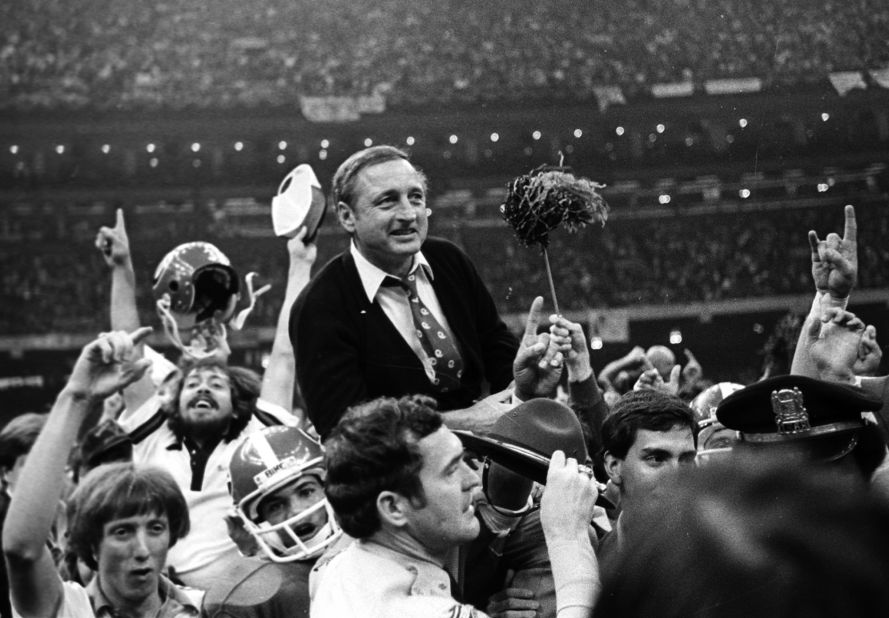 <a href="https://www.cnn.com/2022/10/28/sport/vince-dooley-georgia-bulldogs-football-coach-dies-spt-ctrp" target="_blank">Vince Dooley,</a> who coached the Georgia Bulldogs to the 1980 national championship and won the most football games in school history, died at the age of 90, the university announced on October 28.