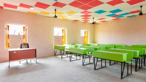 Ein Klassenzimmer in den neu gebauten Schulen für die Gemeinde.