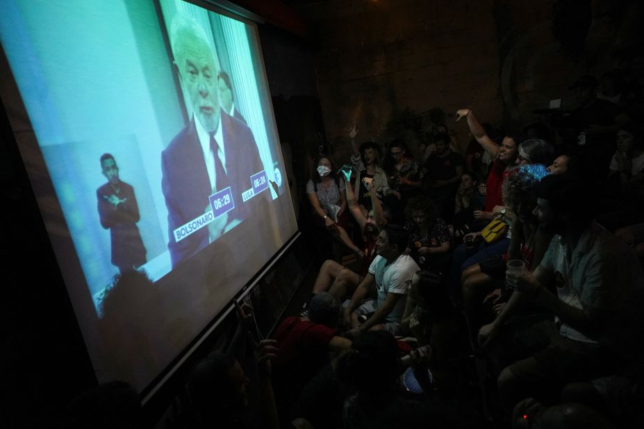 People in São Paulo watch the final debate between Lula and Bolsonaro on October 28.