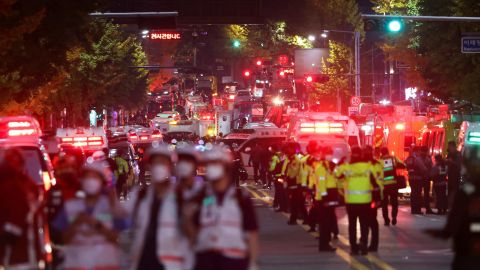 2022 年 10 月 29 日、韓国ソウルのハロウィーン フェスティバルで数十人が負傷した現場で救助隊が働いています。