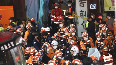 2022년 10월 30일 대한민국 서울에서 응급구조대가 부상자를 치료하고 있다.