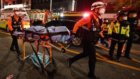30 अक्टूबर को दक्षिण कोरिया के सियोल के इटावन में एक पीड़ित के शरीर को स्ट्रेचर पर ले जाया जाता है।