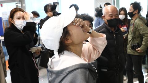 Krewni zaginionych osób płaczą w ośrodku pomocy społecznej 30 października w Seulu w Korei Południowej. 