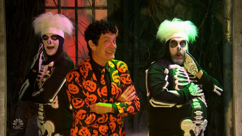 Tom Hanks brings David Pumpkins back to SNL