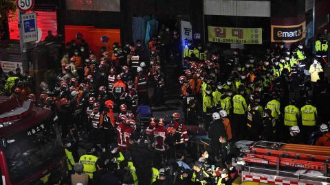 Autoridades de resgate e policiais se reúnem em Itaewon após a operação.