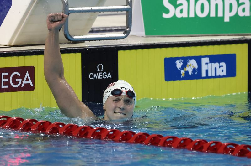 Katie Ledecky Obliterates Short-course 1500m Freestyle World Record | CNN