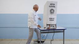 Brazil's former President and presidential candidate Luiz Inacio Lula da Silva votes at a polling station in Sao Bernardo do Campo, on the outskirts of Sao Paulo, Brazil October 30, 2022. REUTERS/Amanda Perobelli 