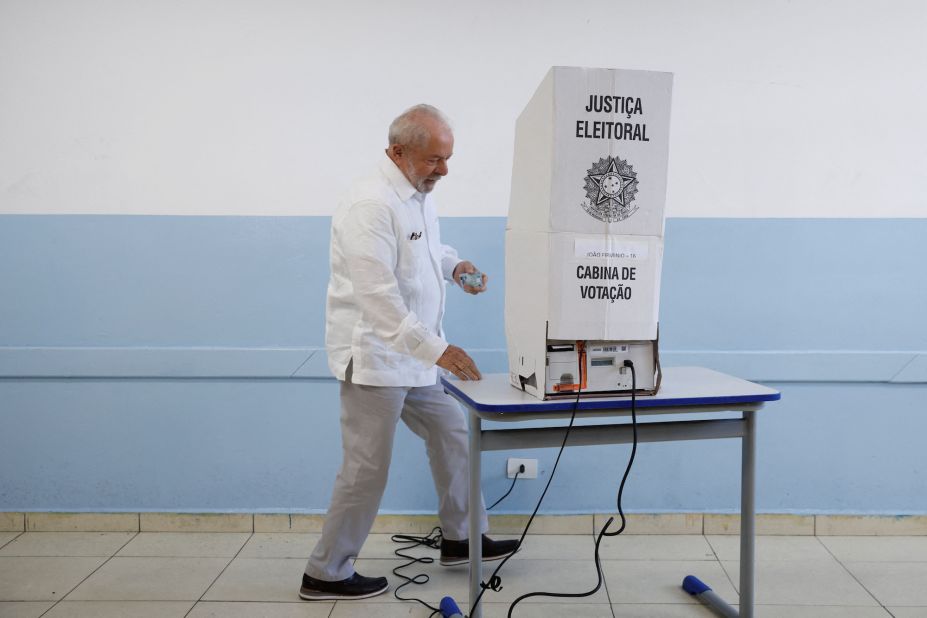 Lula votes at a polling station in São Bernardo do Campo, Brazil, on October 30.