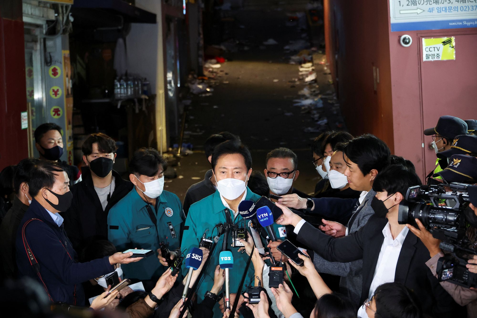 Seoul's mayor Oh Se-hoon visits the scene of the crowd surge.