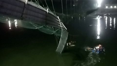 Pemandangan menunjukkan bagian jembatan gantung yang rusak di Morbi.