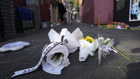 Blumen sind am Ort eines tödlichen Unfalls in Seoul, Südkorea, am Sonntag, 30. Oktober 2022, zu sehen.