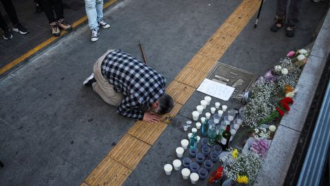 Seorang pelayat memberikan penghormatan di sebuah peringatan darurat di dekat lokasi naksir di Seoul pada 30 Oktober.