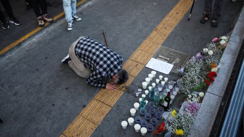 한 조문객이 10월 30일 서울 압송사고 현장 인근에서 임시 추모를 하고 있다.