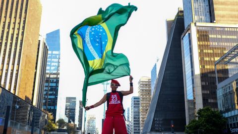 日曜日、サンパウロのパウリスタ通りで旗を振るルーラ・ダ・シルバのサポーター。