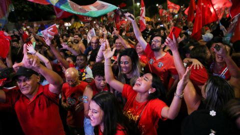 Apoiadores de Lula da Silva reagem enquanto se reúnem no dia do segundo turno da eleição presidencial brasileira, em Brasília, Brasil, 30 de outubro de 2022.