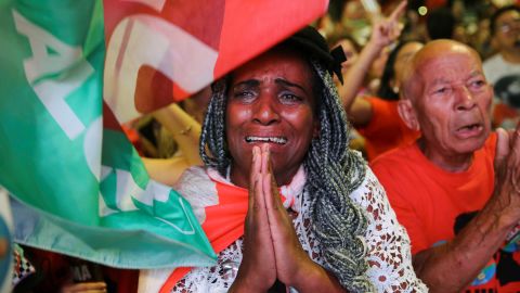 Um apoiador de Lula da Silva interage enquanto se encontra com outros apoiadores no dia do segundo turno da eleição presidencial brasileira, em Brasília, Brasil, 30 de outubro de 2022.