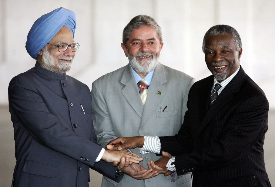 From left, Indian Prime Minister Manmohan Singh, Lula and South African President Thabo Mbeki shake hands in Brasília at the Brazil-India-South Africa summit in 2006.