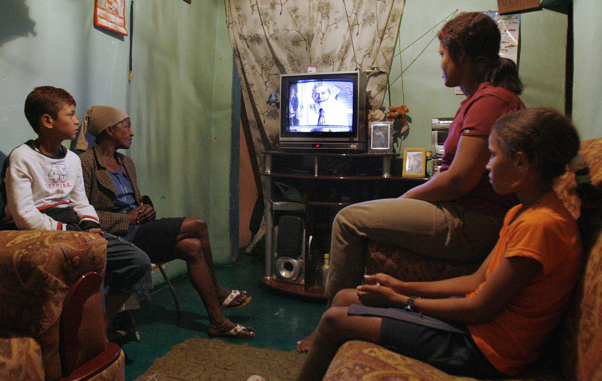 A family in Serra Azul, Brazil, watches Lula speak on TV in 2006.