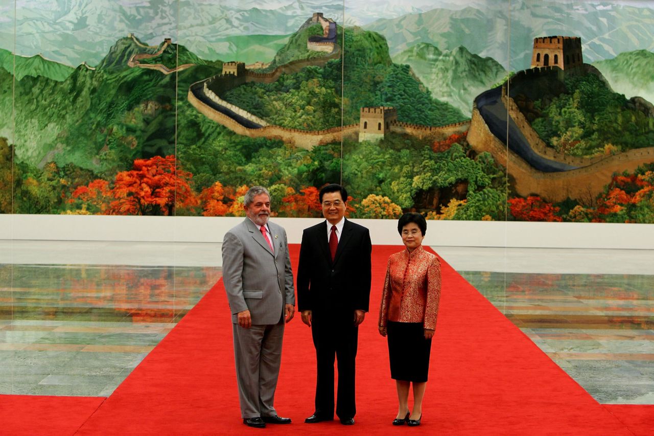 Chinese leader Hu Jintao greets Lula at the Great Hall of People in Beijing, China, in 2008.