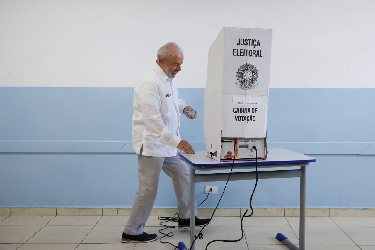 Lula votes in the run-off election in São Bernardo do Campo on Sunday, October 30.