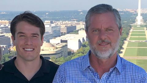 Giancarlo Granda con Jerry Falwell Jr. en el documental de Hulu 