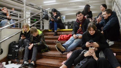 月曜日にキエフでミサイル攻撃を受けた後、地下鉄駅の中に避難するウクライナ人。