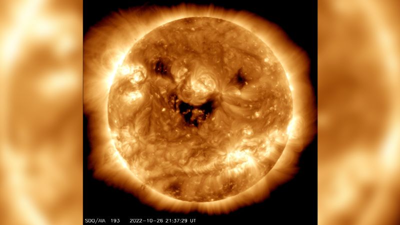 La NASA captura una imagen espeluznante del sol ‘sonriente’