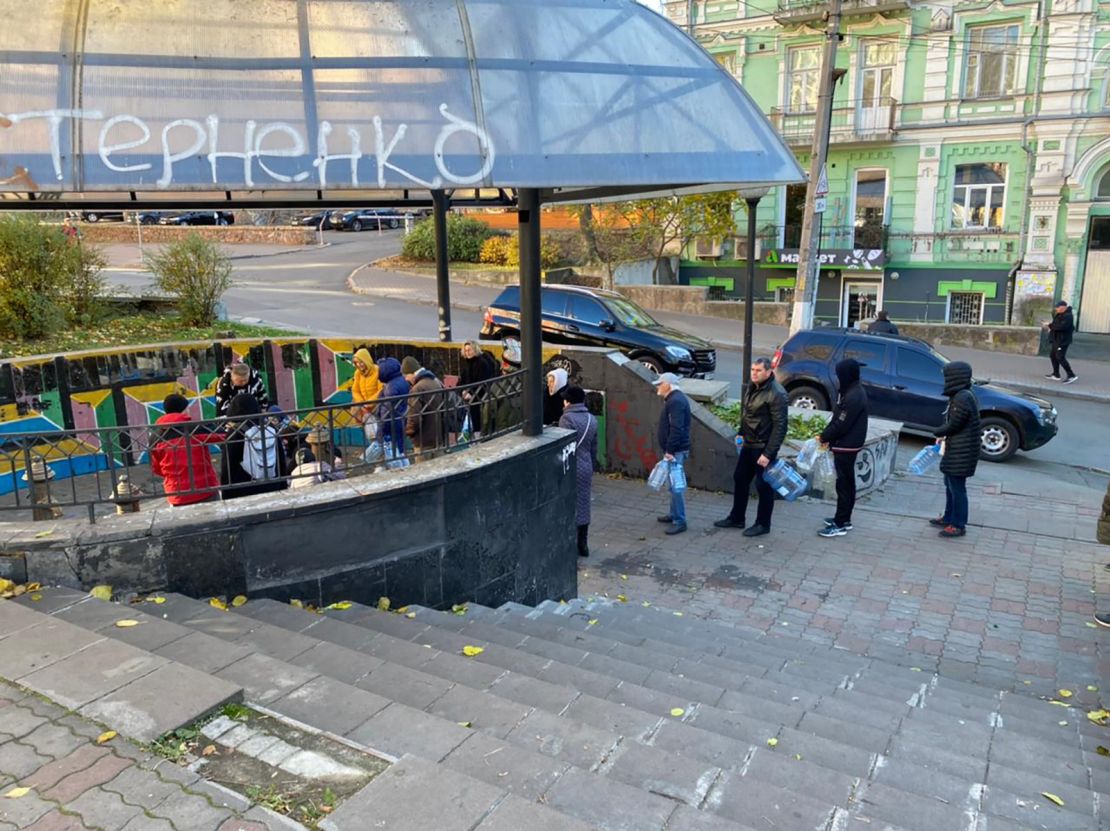 People line up to fill up with water in Kyiv.