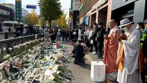 Des personnes en deuil rendent hommage aux victimes de la foule meurtrière d'Halloween à Séoul le 31 octobre 2022. 