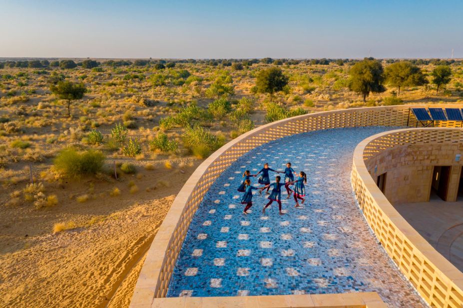 New York architect Diana Kellogg designed the Rajkumari Ratnavati Girl's School, which is currently providing a comfortable and sustainable learning environment for 120 girls in Jaisalmer, India.