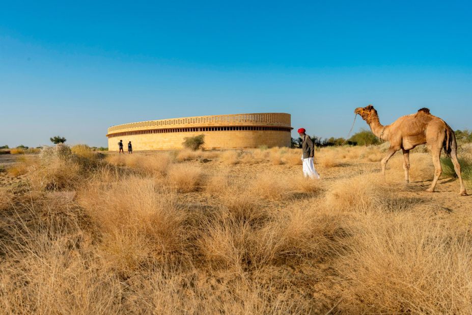 In Jaisalmer, temperatures can reach up to 120 degrees at the peak of summer. Kellogg took inspiration from traditional practices and incorporated natural cooling methods into her modern design.