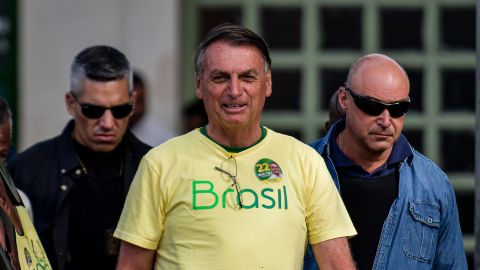 Jair Bolsonaro wordt gefotografeerd op de verkiezingsdag.